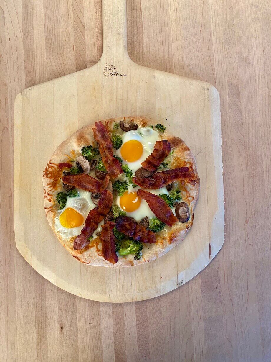 Bacon. egg, and veggie pizza